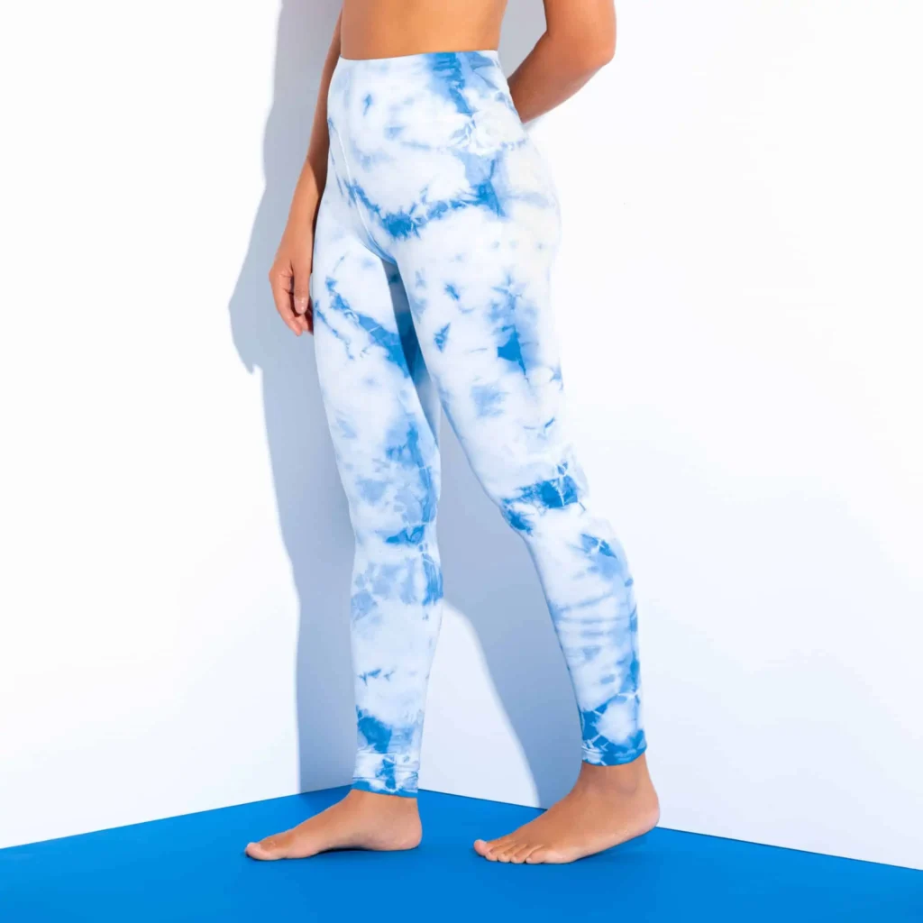 Barwienie spodni z tkanin syntetycznych techniką tie dye scrunch