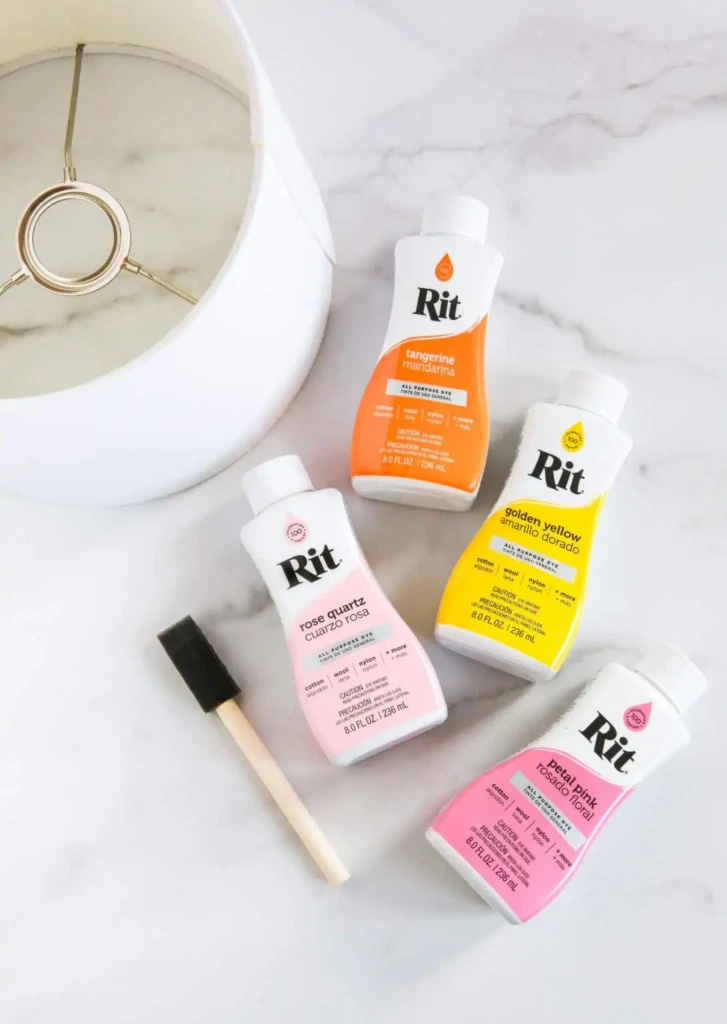 Akcesoria wraz z abażurem i barwnikami potrzebnymi do projektu