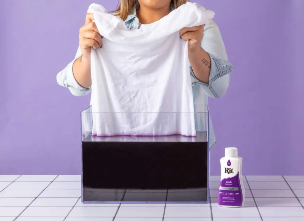 Barwienie koszulki w kąpieli barwiącej Purple