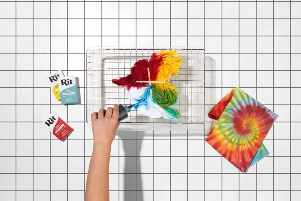 Barwienie tie-dye za pomocą zestawu Rit Tie-Dye