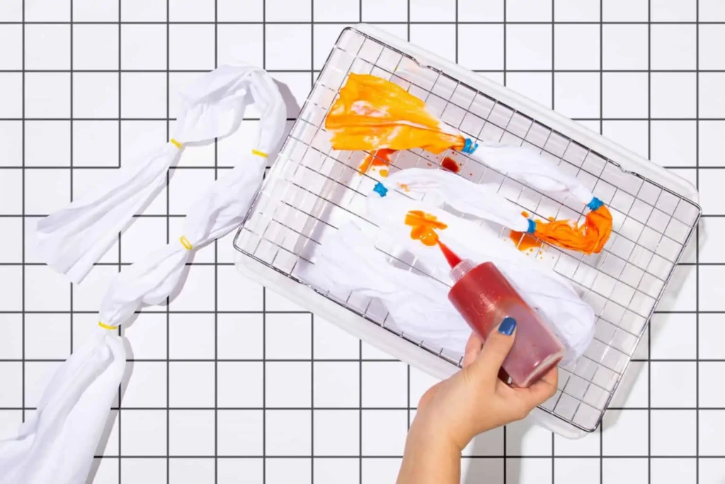 Barwienie metodą tie-dye za pomocą butelek z spryskiwaczami 