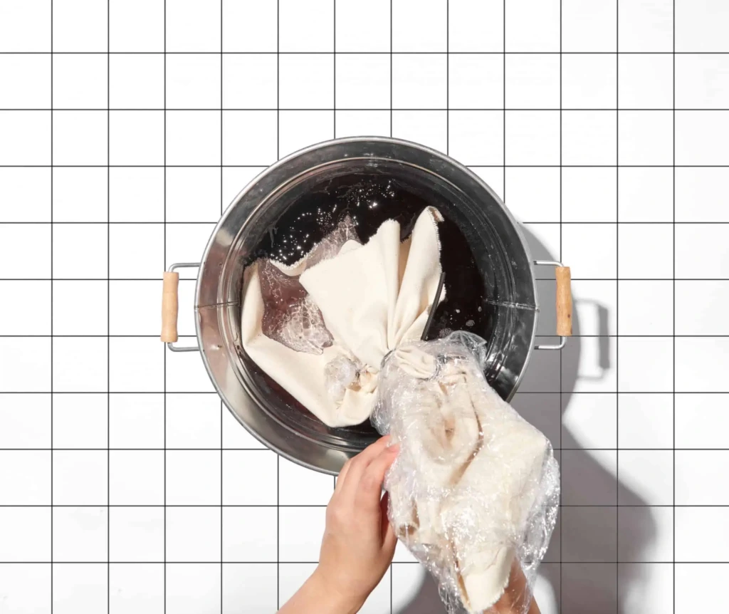 Dodawanie materiału do kąpieli barwiącej Black