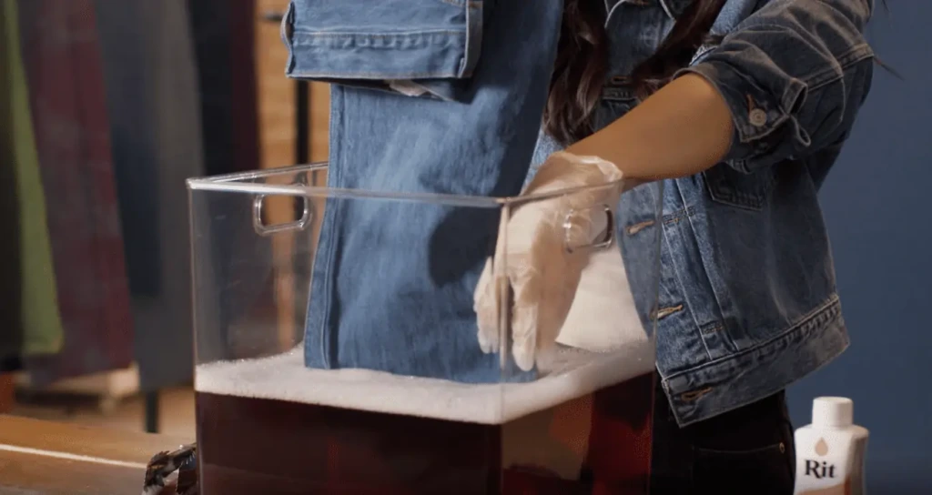 Barwienie zanurzeniowe spodni Levis 501