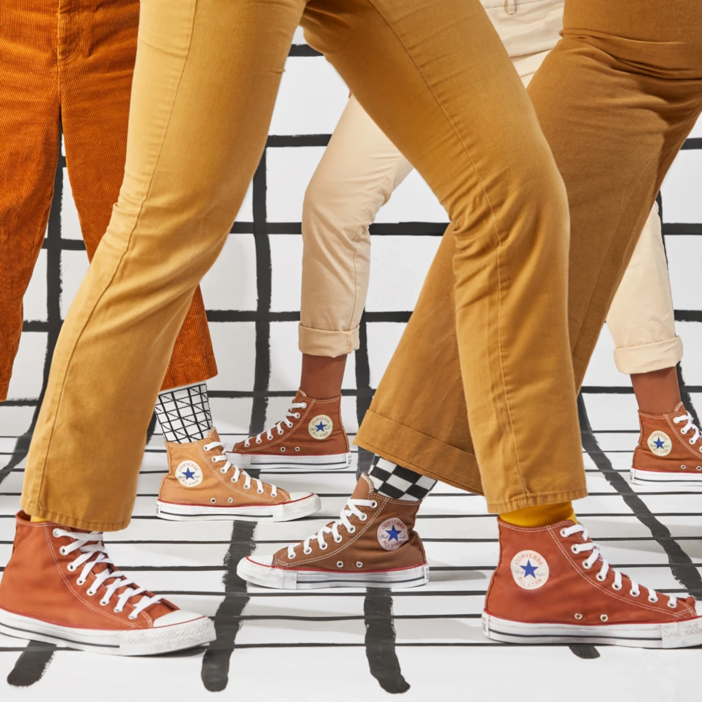 Efekt końcowy zabarwionych butów Converse w różnych odcieniach brązu