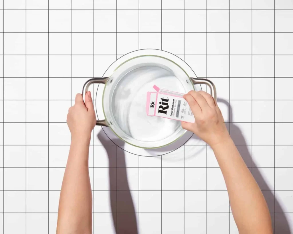 Dodawanie RIT Color Remover do kąpieli