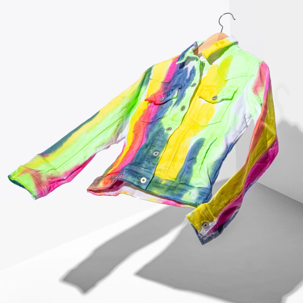 Farbowanie pasków na kurtce metodą tie-dye 