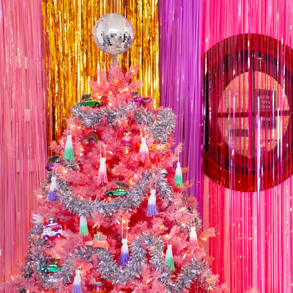 Frędzle barwione metodą dip-dye jako ozdoba na choince