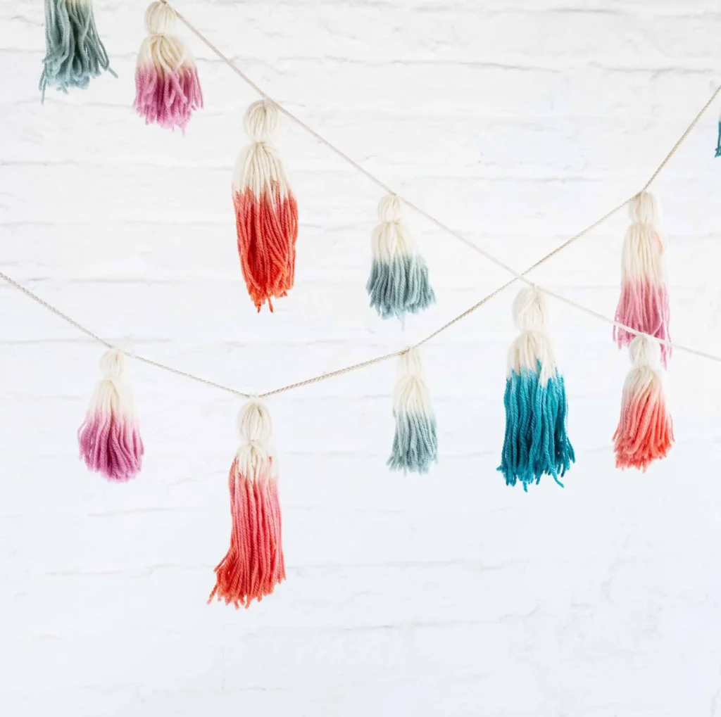 Dekoracja wnętrza w postaci frędzli zabarwionych własnoręcznie metodą zanurzeniową