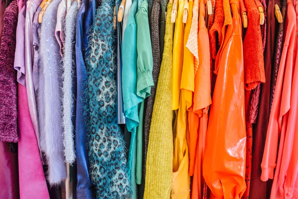 Kolorowe odświeżone ubrania za pomocą barwników RIT