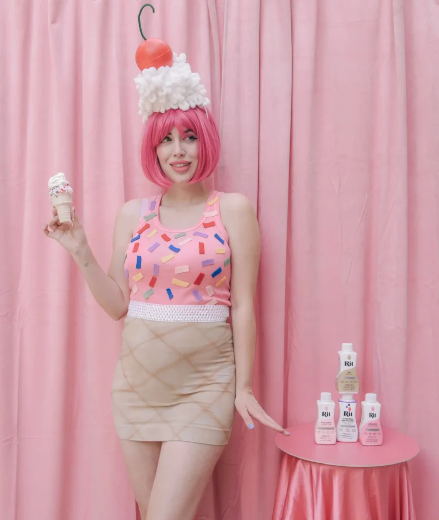 Słodki kostium w kształcie rożka z lodami i posypką stworzony własnoręcznie oraz barwiony barwnikami RIT