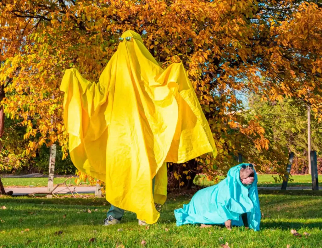 Kostium ducha na Halloween dla ciebie i twojego psa