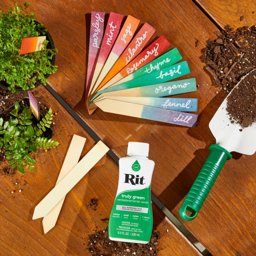 Markery ogrodowe z barwionego drewna