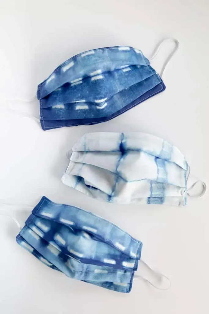 Maska na twarz barwiona metodą Shibori w kolorze Indigo