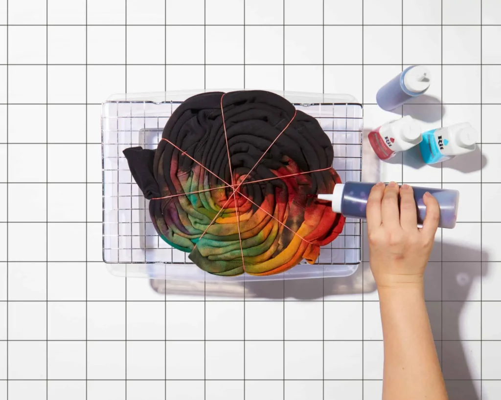 Nakładanie barwnika na ubranie za pomocą butelek z barwnikiem RIT