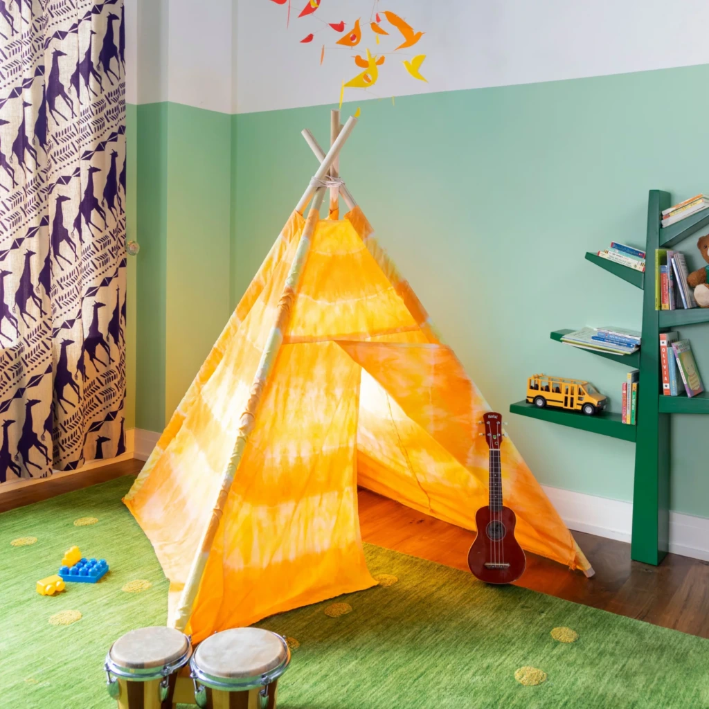 Namiot dziecięcy barwiony metodą tie-dye