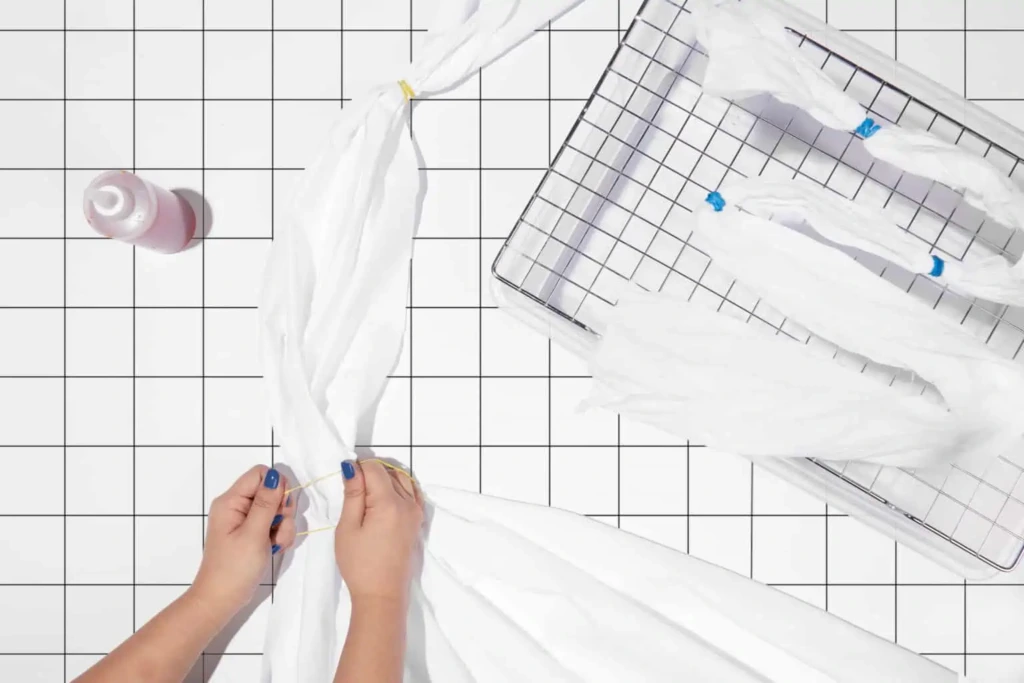 Owiajnie tkaniny gumkami recepturkami przed barwieniem