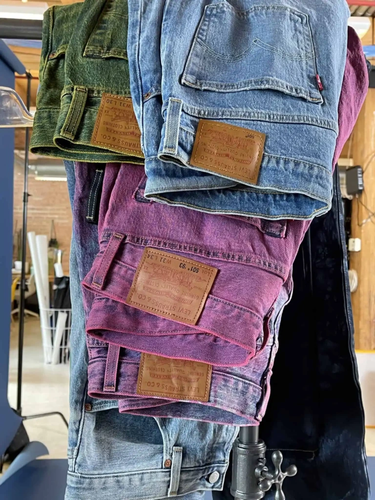 Różne kolory spodni Levis 501 