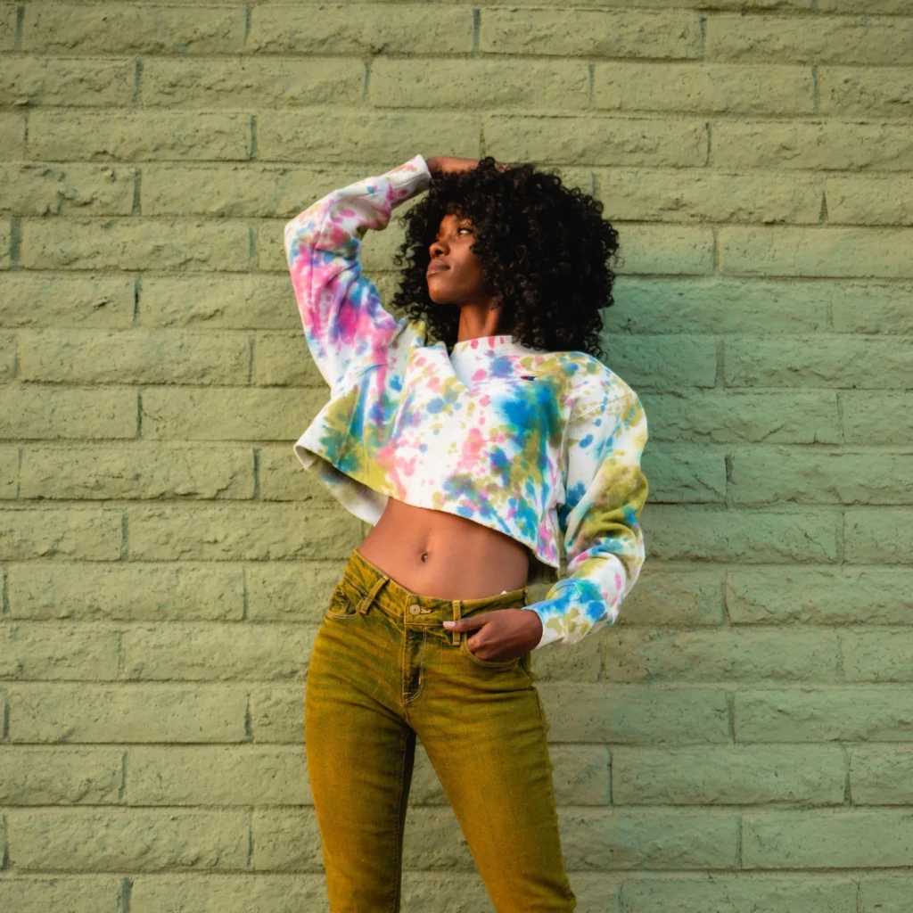 Rozpryski tie-dye na bawełnianej bluzie jest teraz modne