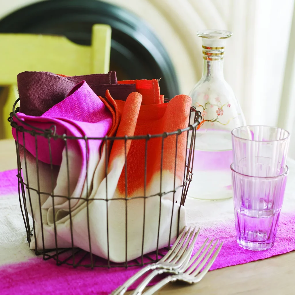Serwetki barwione metodą dip-dye za pomocą barwników RIT All-Purpose w różnych kolorach