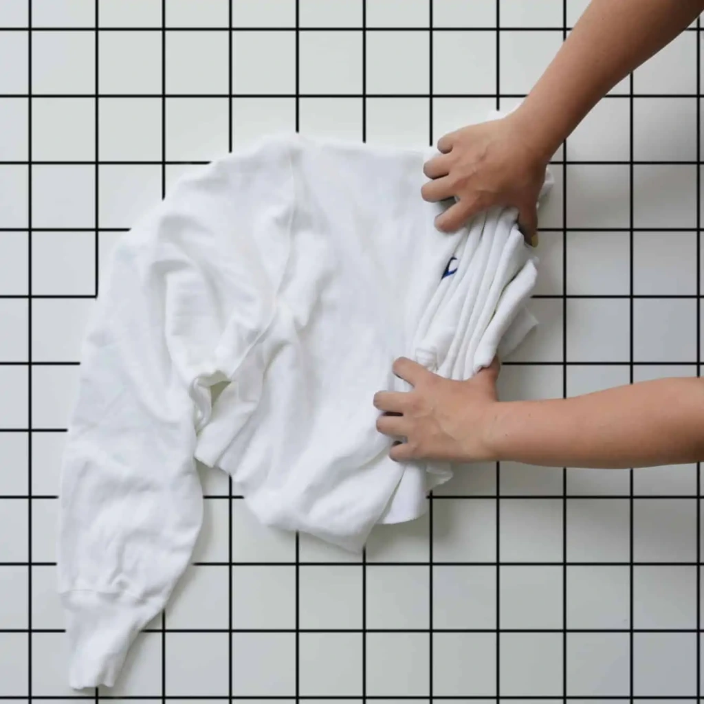 Składanie bluzy przed farbowaniem tie-dye