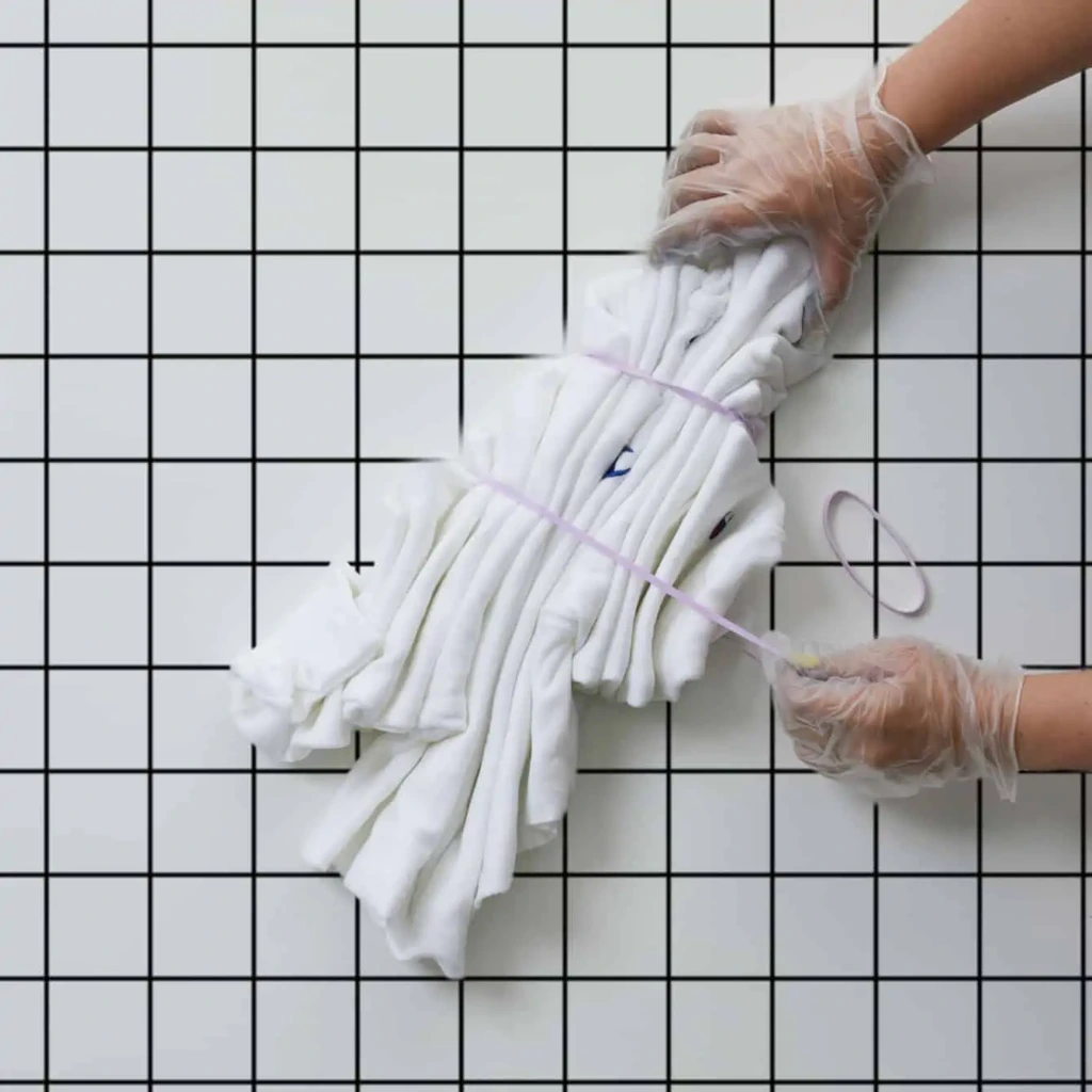 Owijanie bluzy gumkami by zabarwić ją metodą tie-dye