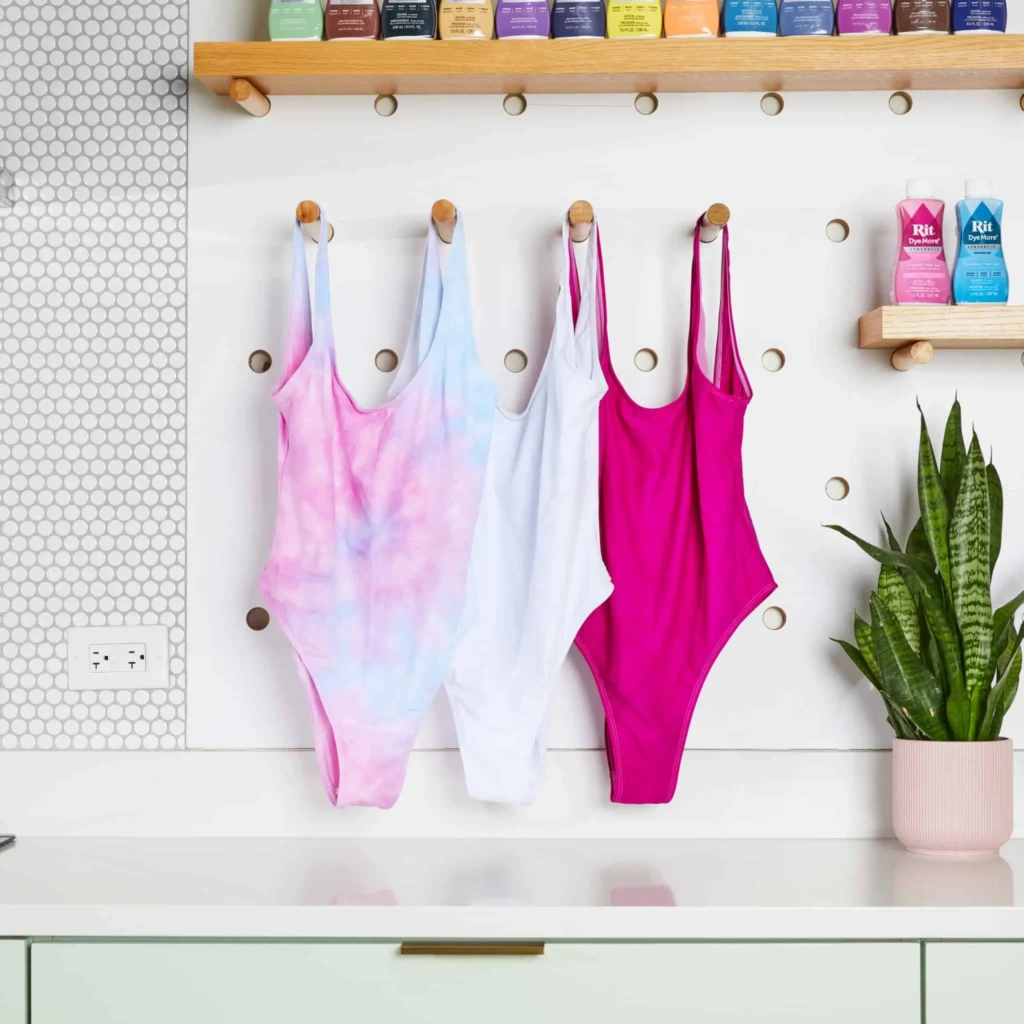 Gotowe stroje kąpielowe po barwieniu