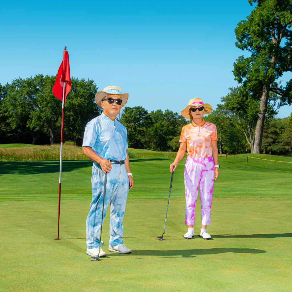 Stroje golfowe barwione metodą tie-dye w kolorze niebieskim i różowym