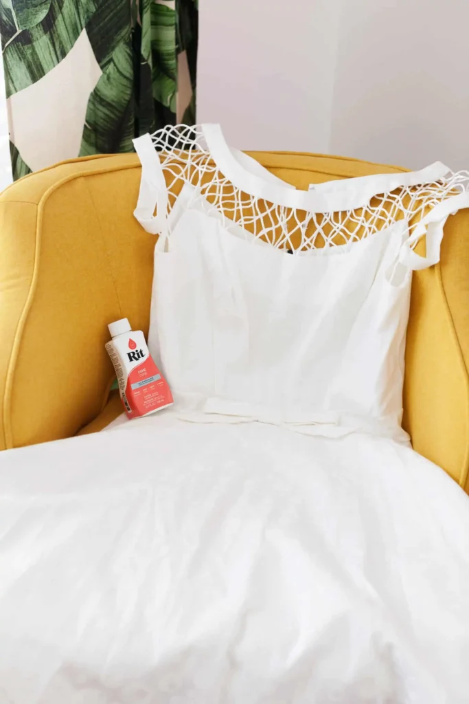 Przed barwieniem białej sukienki