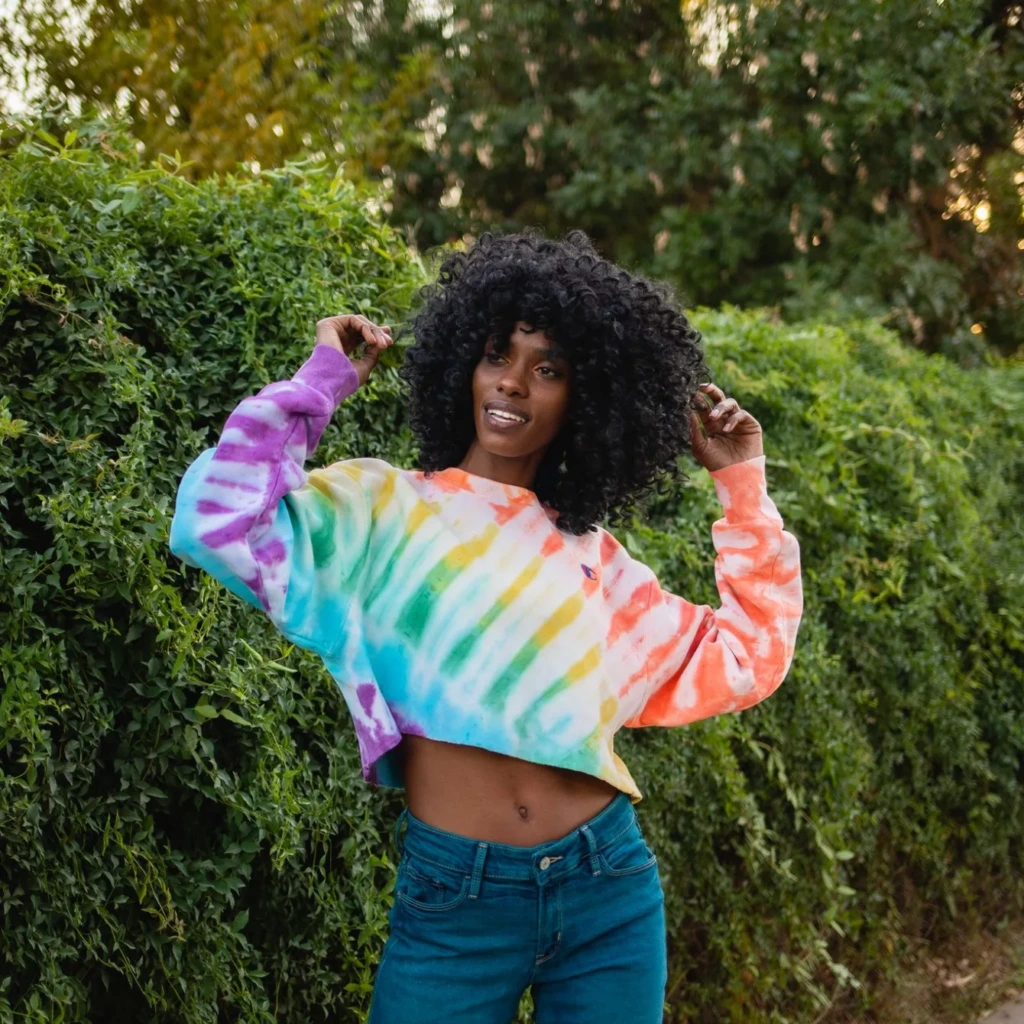 Tęczowy wzór tie-dye na twojej bluzie