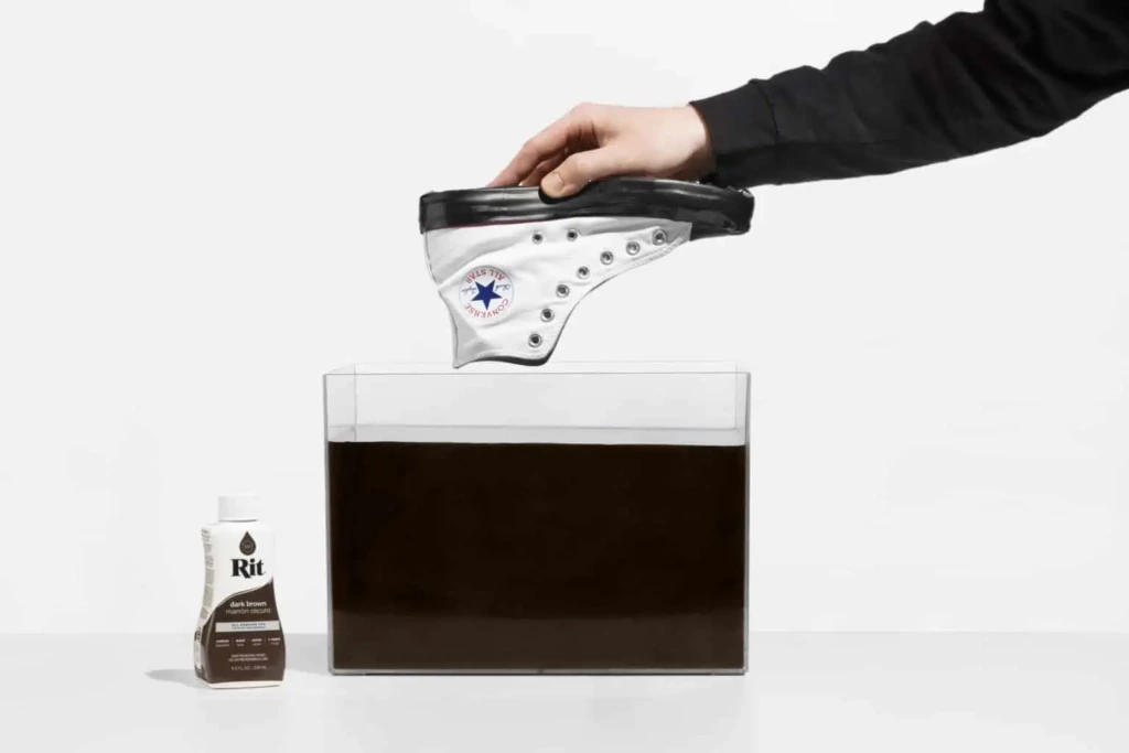 Przystępowanie do barwienia butów w kąpieli barwiącej