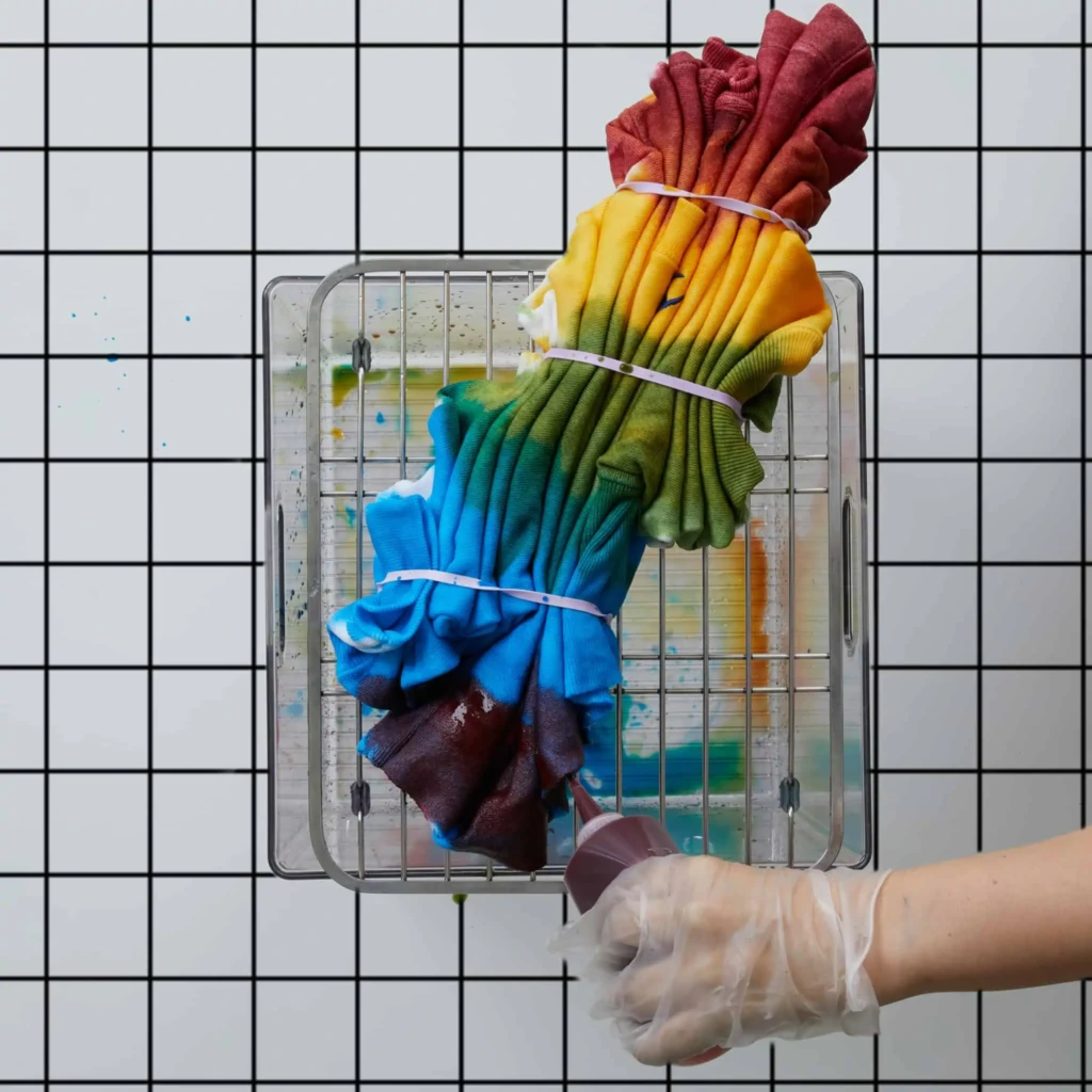 Barwienie bluzy za pomocą buteleczek z dozownikiem