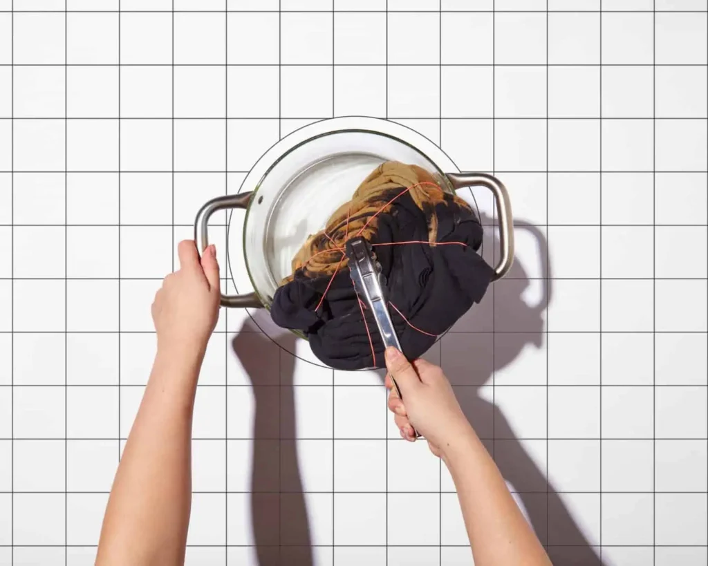 Wyjmowanie ubrania z kąpieli