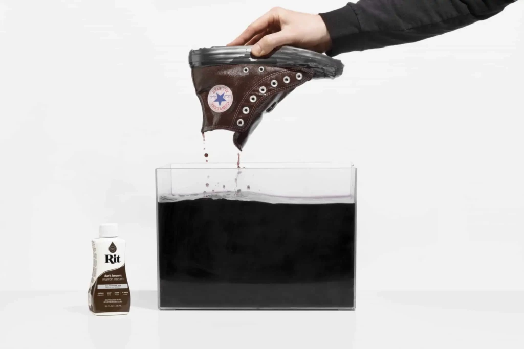 Wyjęcie butów z kąpieli barwiącej