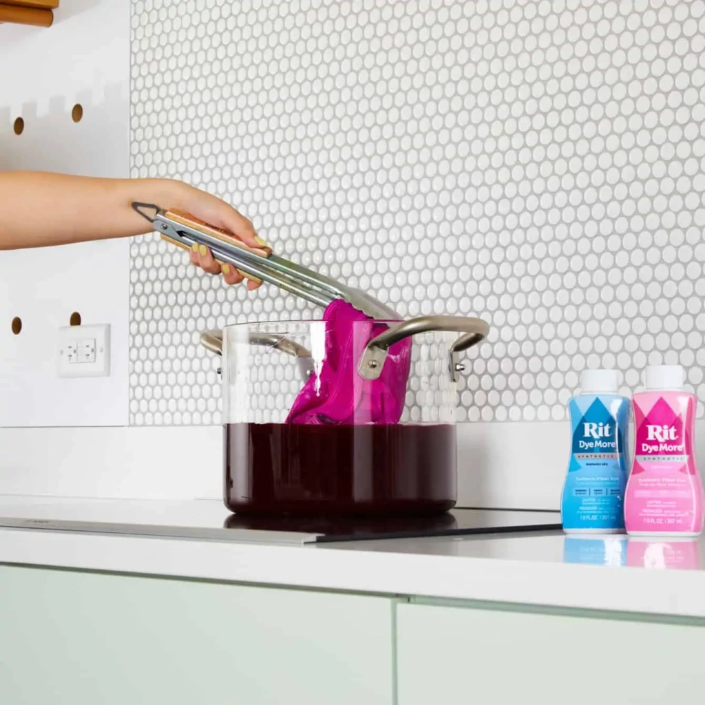 Wyjmowanie stroju z kąpieli barwiącej