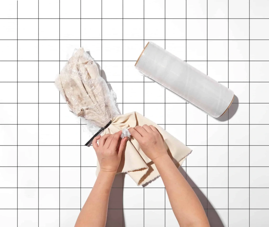 Zabezpieczanie połowy płótna folią