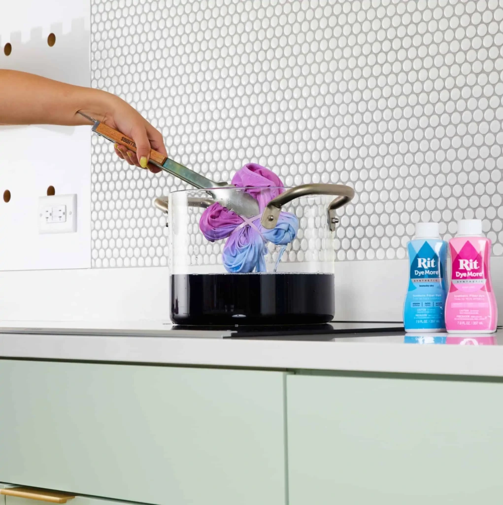 Umieszczanie drugiej strony stroju w drugiej kąpieli barwiącej