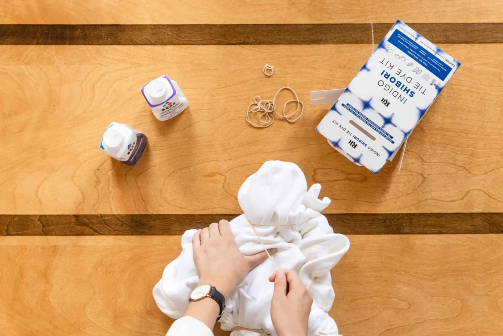 Składanie bluzy i łapanie go gumkami recepturkami 