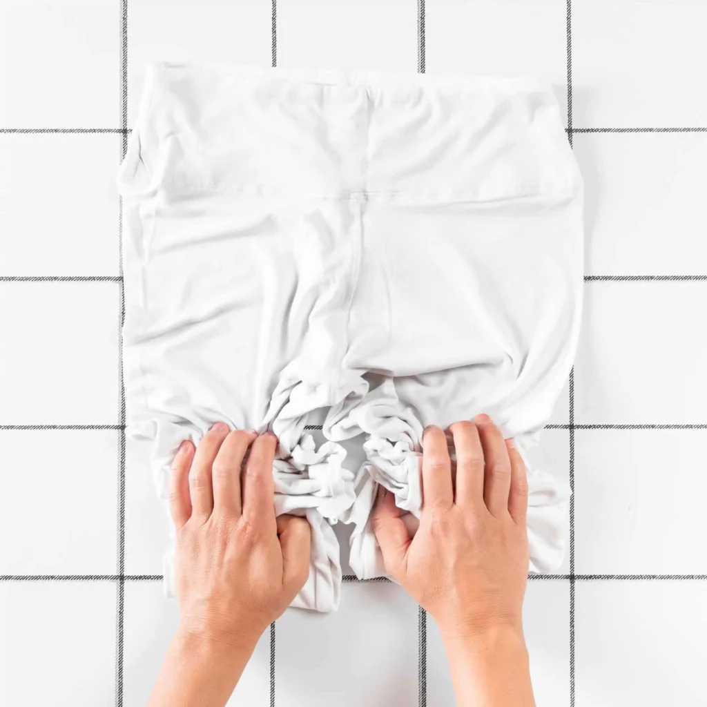 Zwijanie spodni do farbowania