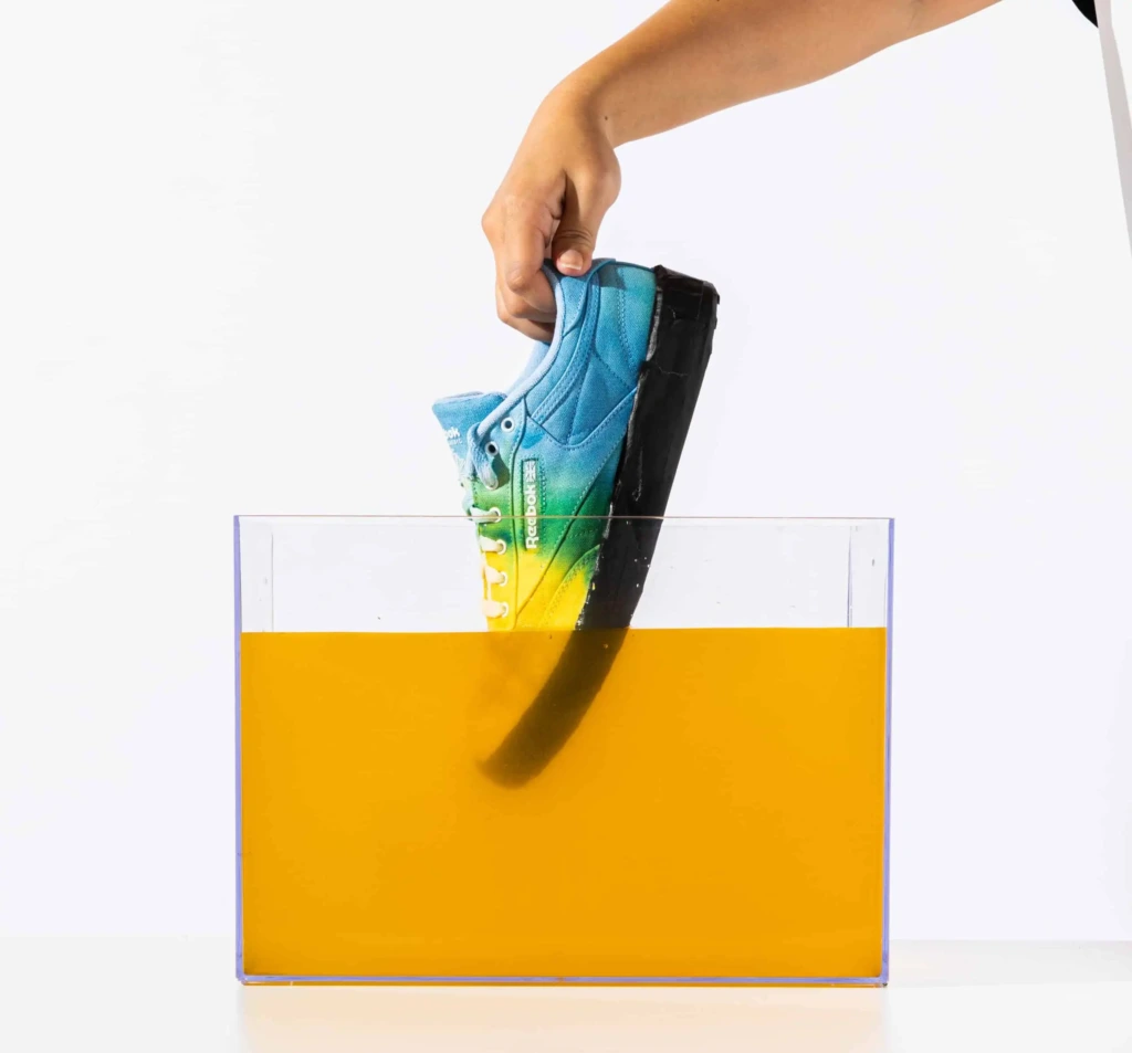 Zanurzanie drugiej strony buta w drugiej kąpieli barwiącej