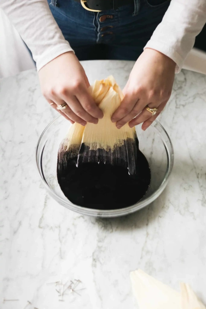 Barwienie suszonych łusek kukurydzy