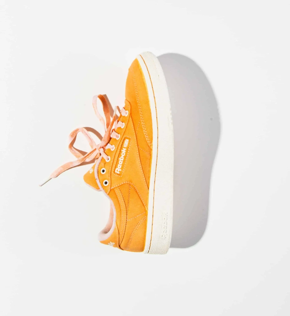 Barwienie butów w jednolity kolor