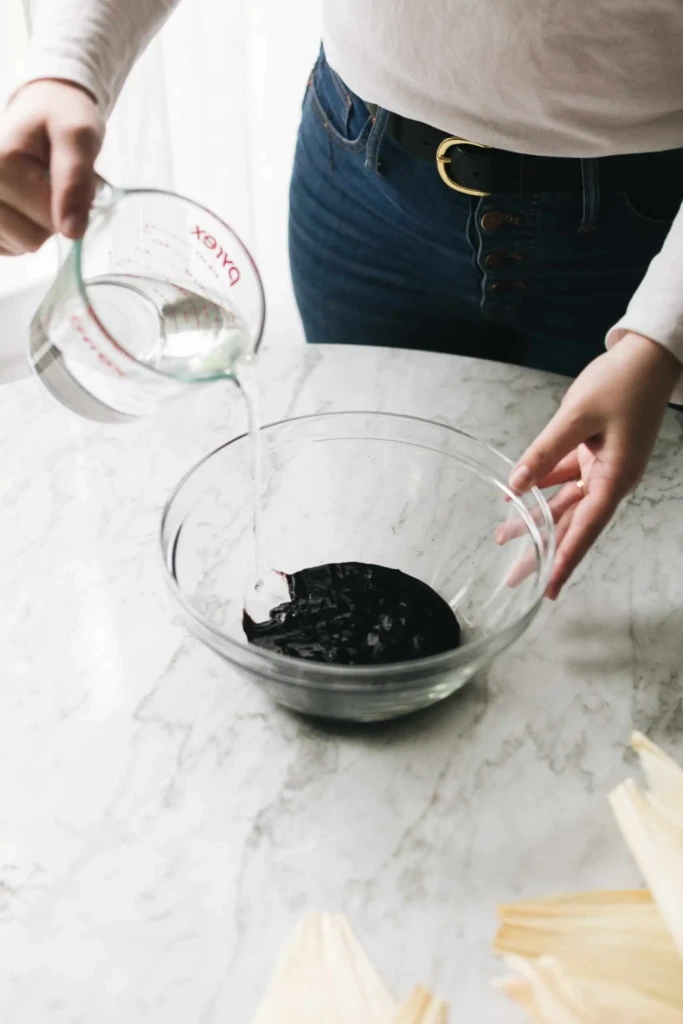 Wlewanie gorącej wody do kąpieli barwiącej