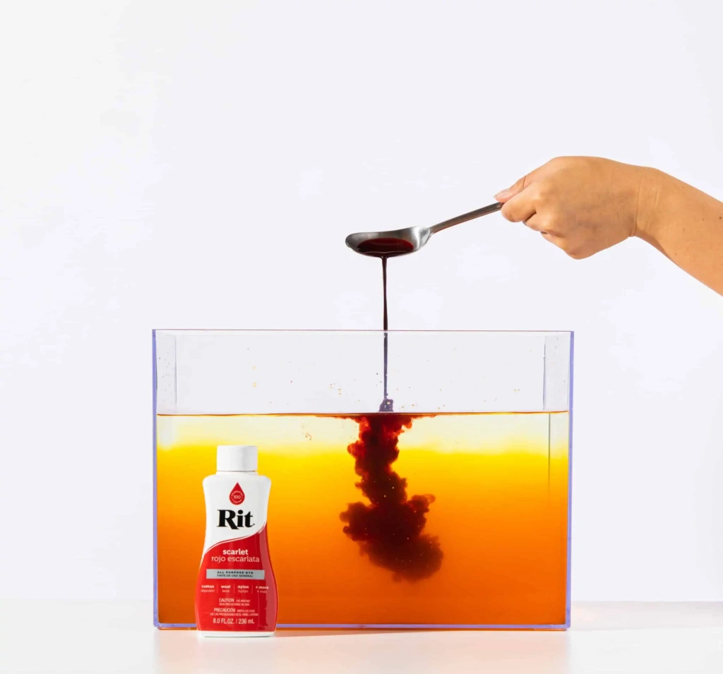 Dodawanie do kąpieli barwiącej koloru Scarlet