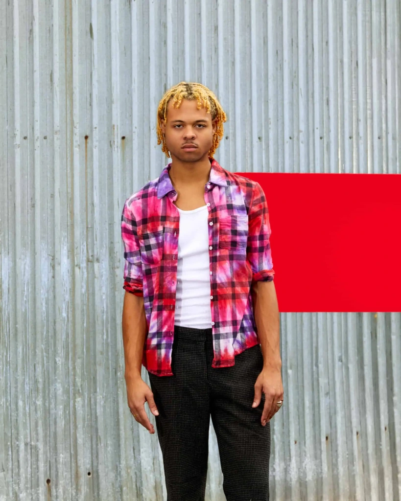 Zabarwiona flanela tie-dye w końcowym efekcie