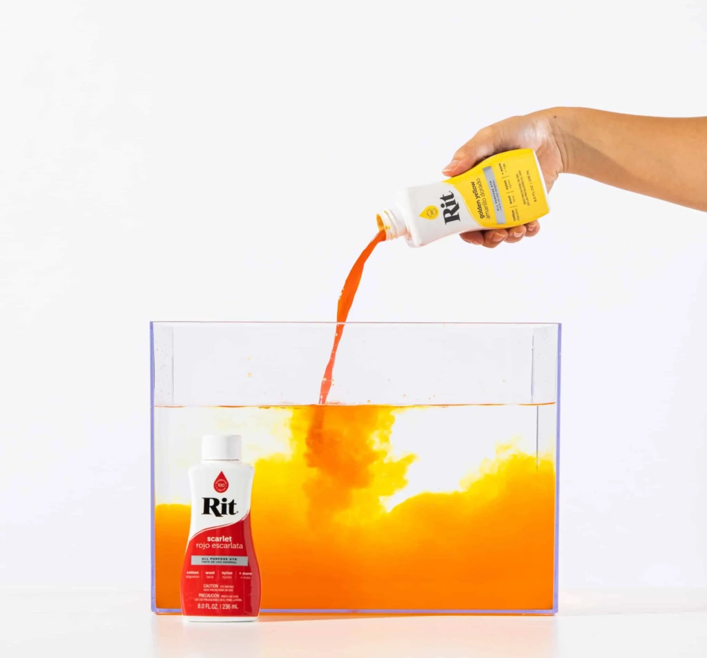 Przygotowywanie kąpieli barwiącej, dolewając barwnik w kolorze golden yellow