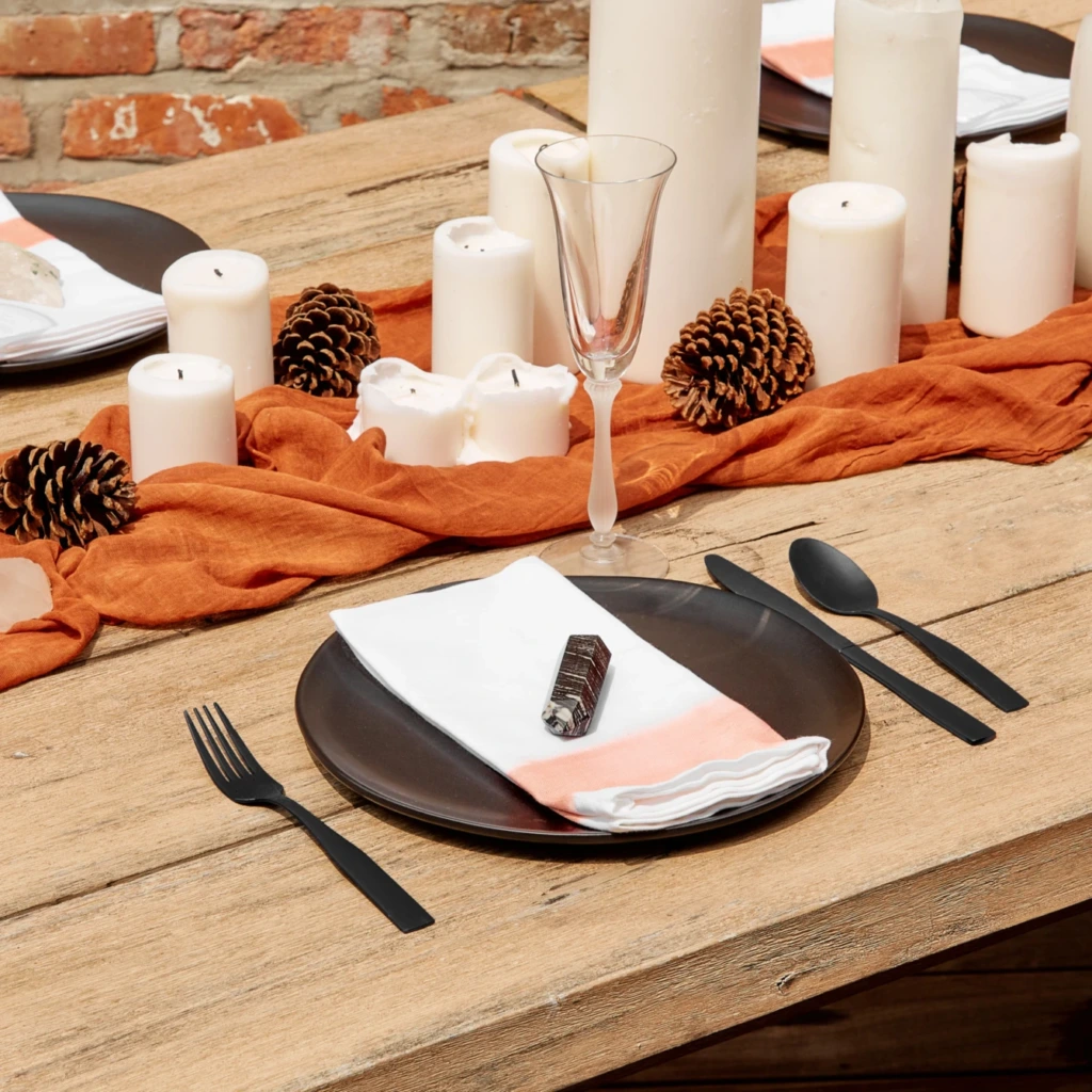 Serwetki malowane w paski jako jesienny wystrój stołu