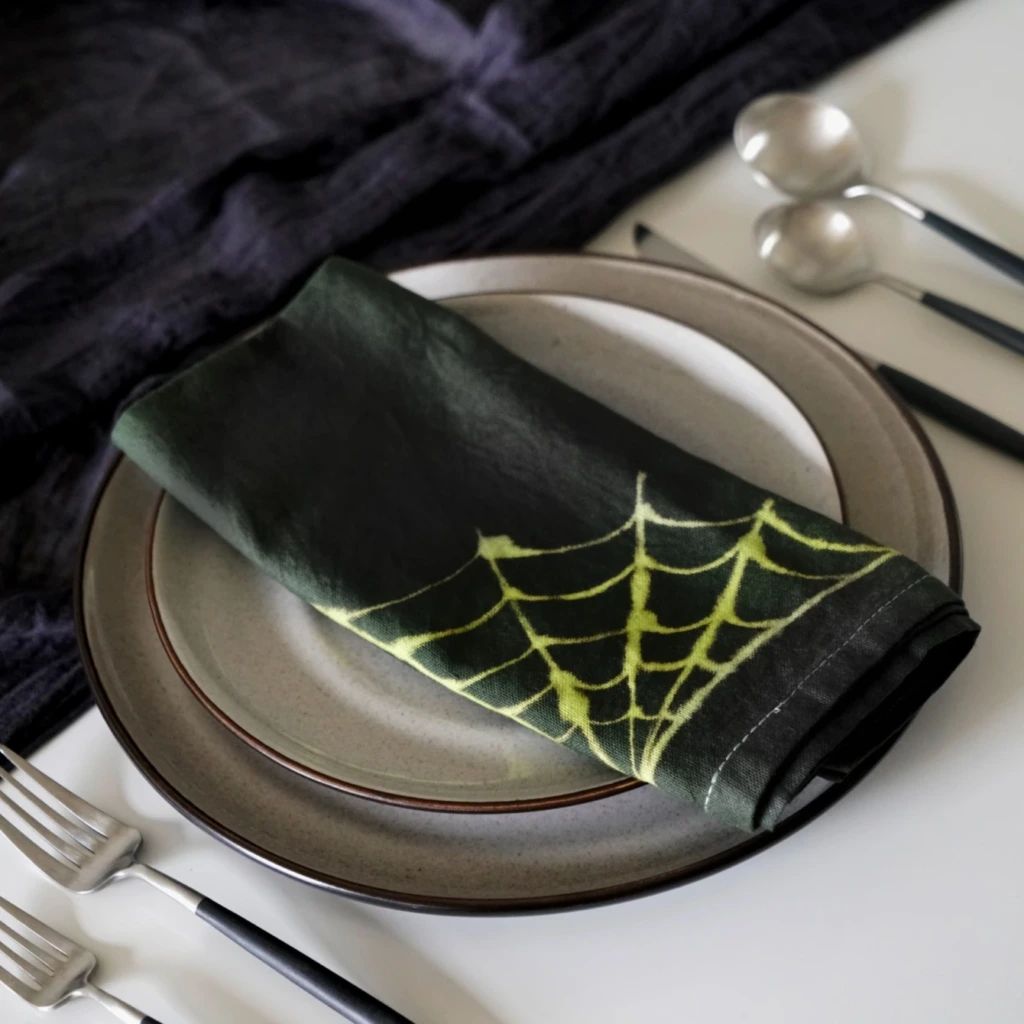 Serwetki z odwróconym wzorem tie-dye w pajęczynę