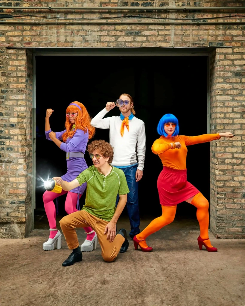 Stroje tajemniczej grupy Scooby Doo gotowe na imprezę Halloweenową