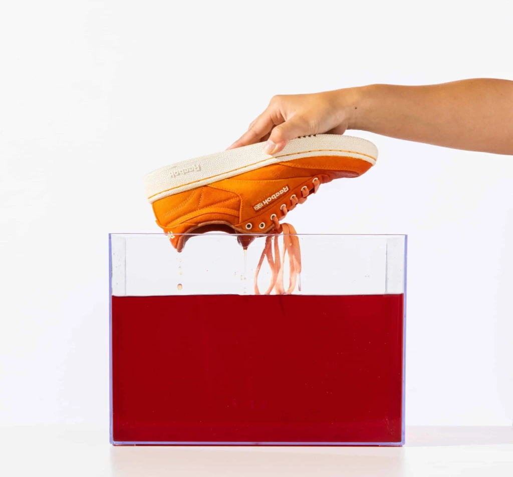 Barwienie butów w jednolity kolor w kąpieli barwiącej