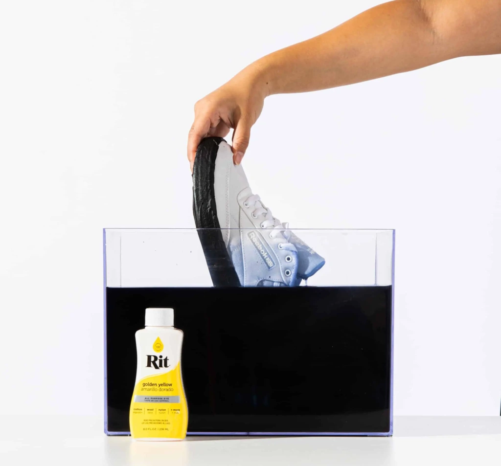 Zanurzanie butów w kąpieli barwiącej